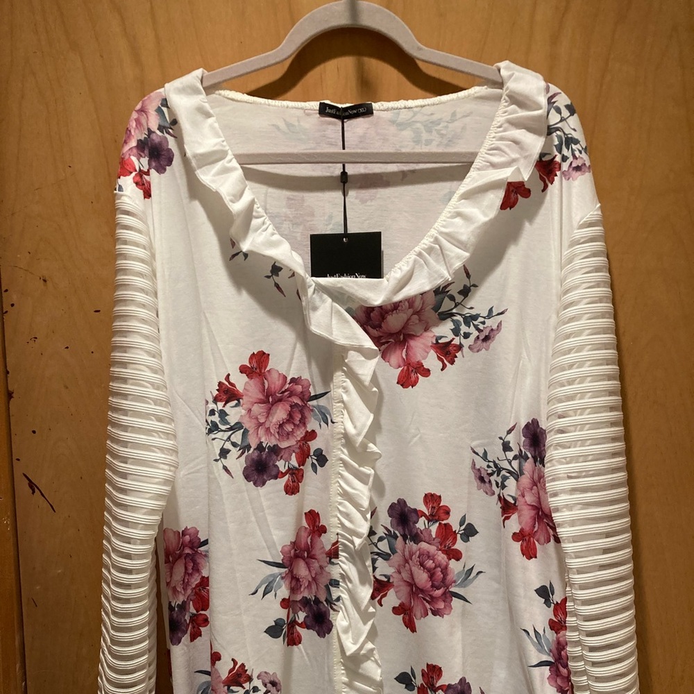 Very pretty top - new